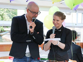 Ведущие объявляют конкурс