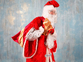 Дед Мороз несёт подарки